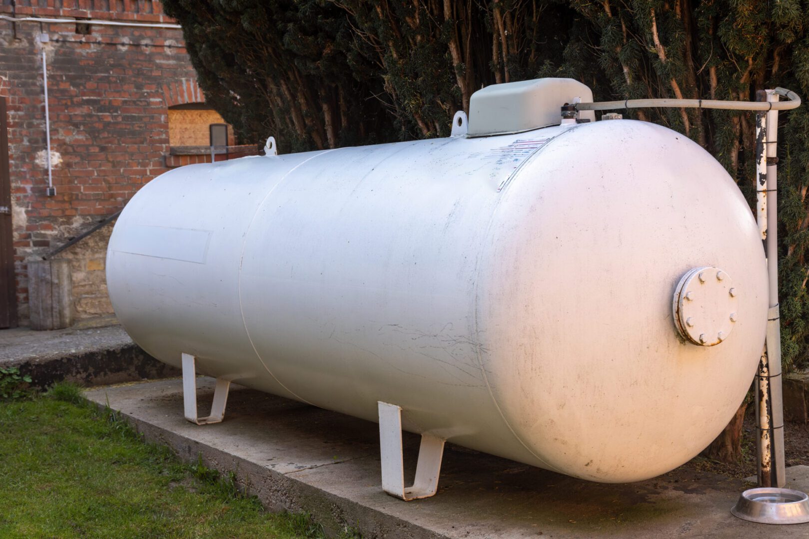Large cylindrical fuel storage tank